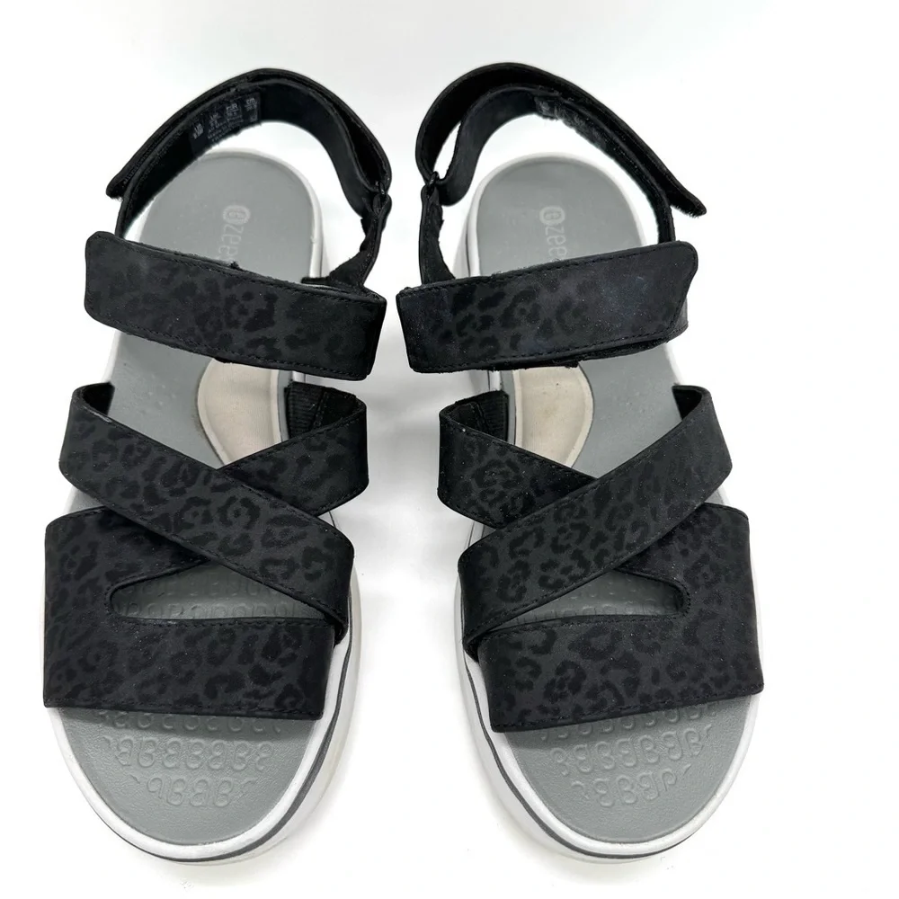 BZees traveler Comfort Sandal Black tonal animal print